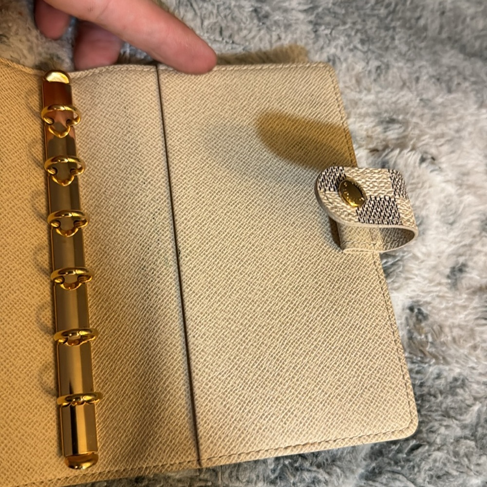 Men’s or Women’s Louis Vuitton Azur Rare Pocket/ Passport holder! Pre-loved! 🔥 - Picture 9 of 15